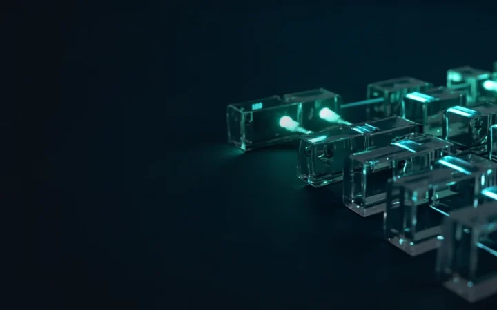 Een donkerblauwe achtergrond met gloeiende teal glazen blokken en kabels in de rechterhelft.