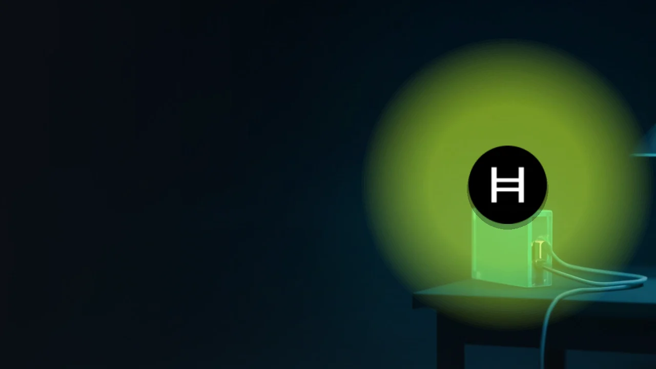 Hedera-logoet over et mørk navy skrivebord med en glasblok, en lille enhed med tom skærm og et glødende teal-kabel, alle placeret på højre halvdel.