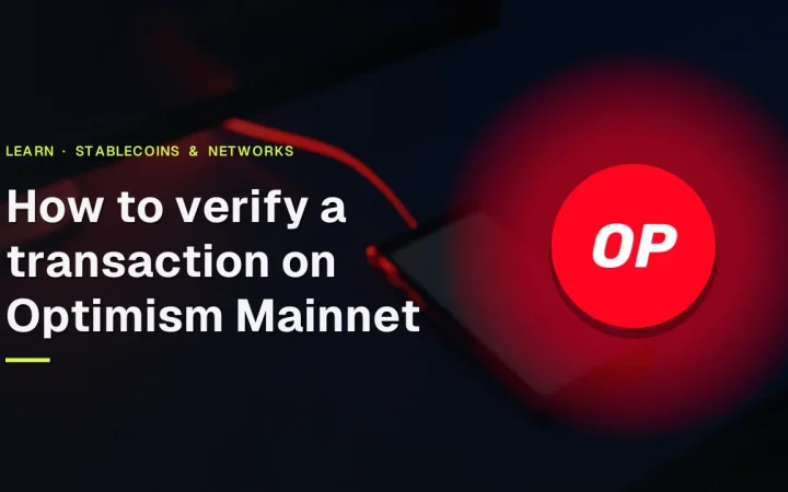 Titel Wie man eine Transaktion auf Optimism Mainnet verifiziert mit dem Optimism-Logo über einem dunklen Schreibtisch mit einem leuchtenden roten Kabel.