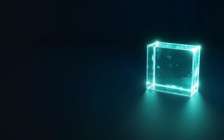 En mørk marineblå baggrund med to glasblokke forbundet af lysende teal-farvede linjer til højre.