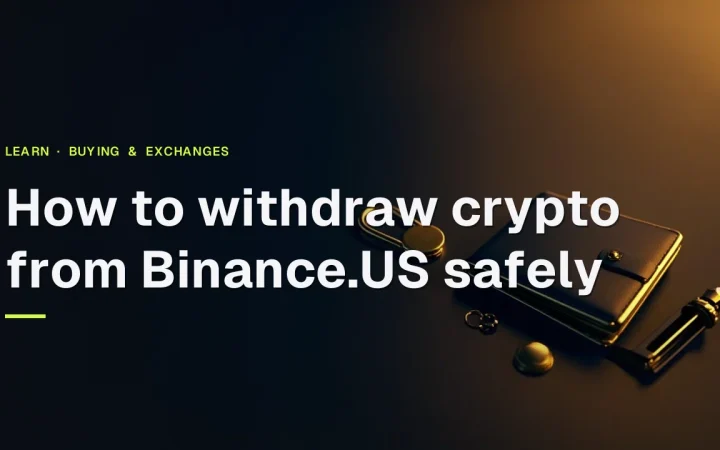 Der Titel Wie man Krypto sicher von Binance.US abhebt über einem dunklen Schreibtisch mit einer leeren Hardware-Wallet, Stahlplatte, Vorhängeschloss und Schild in Gold beleuchtet.