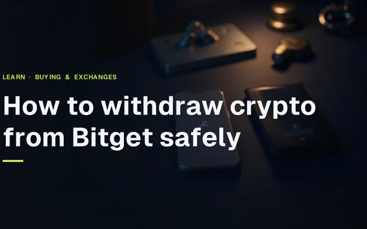 금빛 조명 아래 휴대폰과 하드웨어 지갑이 놓인 어두운 책상, Bitget에서 안전하게 암호화폐를 출금하는 모습을 보여줍니다.
