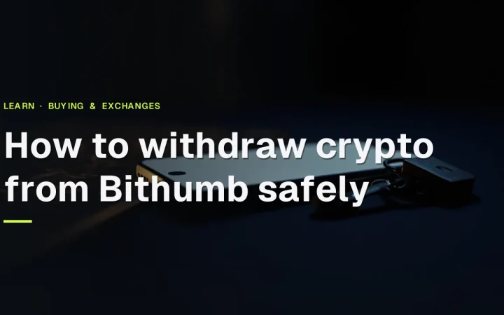 어두운 남색 책상 위에 빈 휴대폰, 열쇠, 금색 빛의 자물쇠가 놓인 'Bithumb에서 암호화폐를 안전하게 출금하는 방법' 제목.
