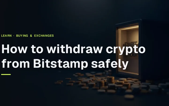Der Titel des Leitfadens Wie man Krypto sicher von Bitstamp abhebt über einer dunklen Tresorszene mit Münzstapeln und einem Glassafe.