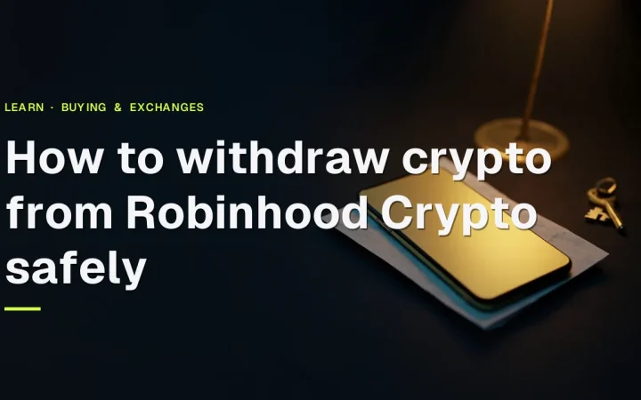 Wie Sie Krypto bei Robinhood Crypto sicher abheben, mit einem leuchtenden leeren Telefon und Schlüssel auf einem dunkelblauen Schreibtisch.