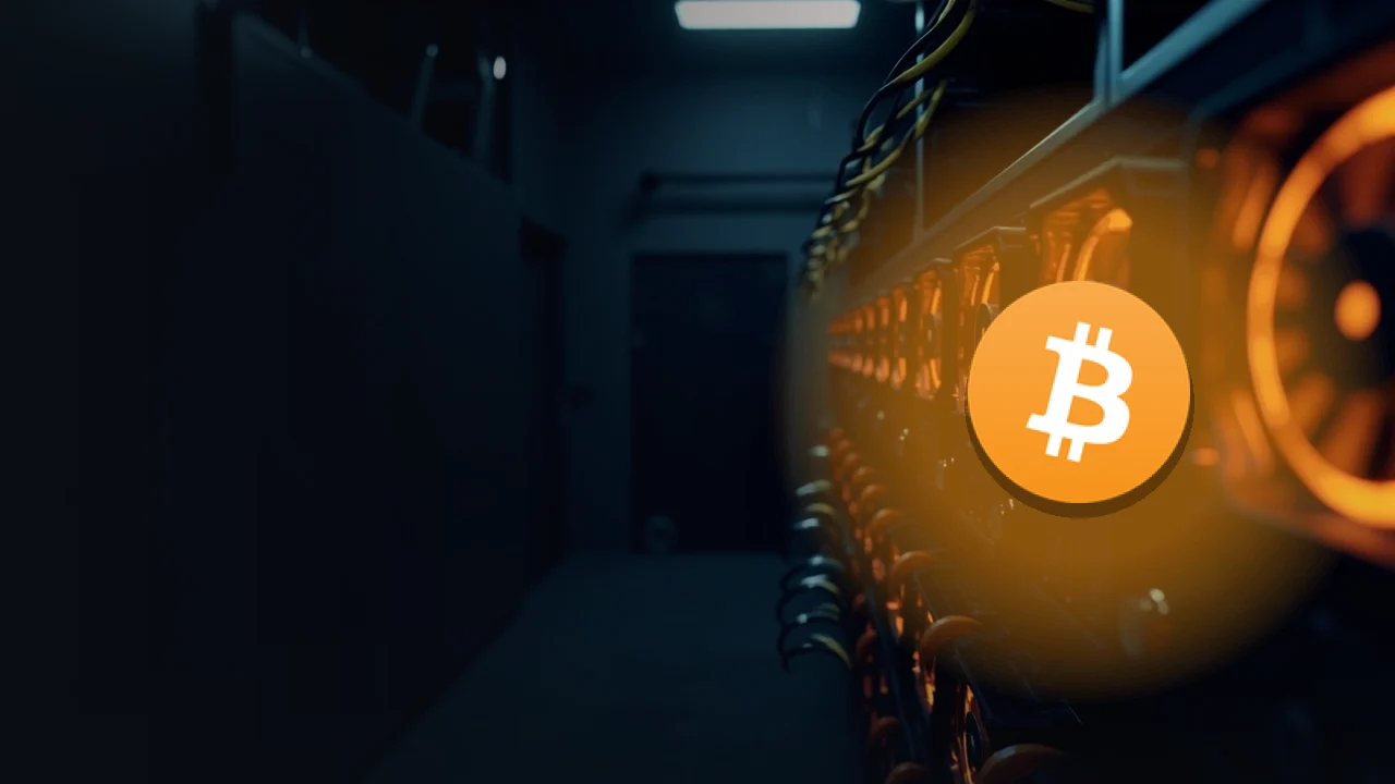 Un fondo oscuro con máquinas de minería y ventiladores naranjas brillantes, además del logotipo de Bitcoin.