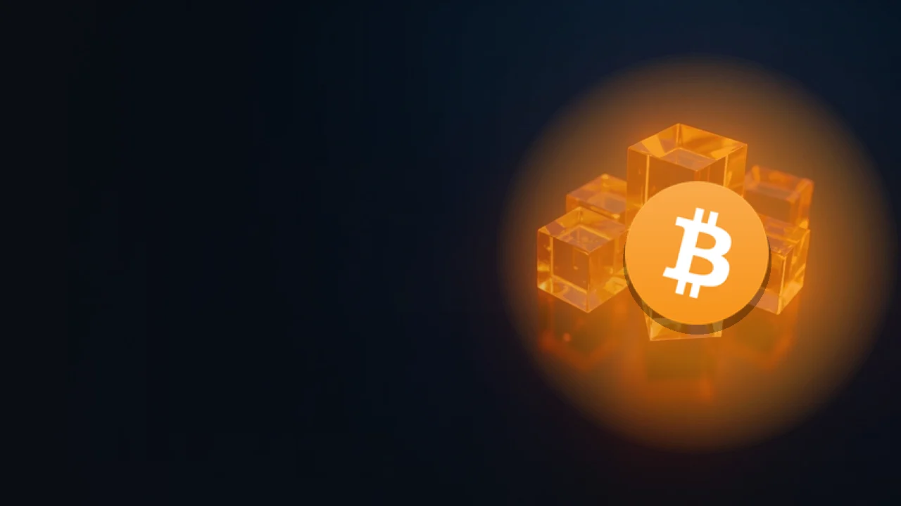Bitcoin-logoet over en glødende orange glasterning forbundet med lys til mindre tomme terninger på en mørk navyblå baggrund.