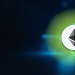 Ethereum-logoet over glødende glasblokke forbundet af blåt lys på mørk navyblå.
