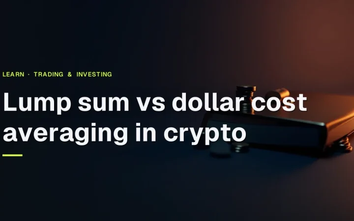 Titlen Lump sum vs dollar cost averaging in crypto over et mørkt marineblåt skrivebord med møntstakke og en glascylinder til højre, oplyst af orange glød.