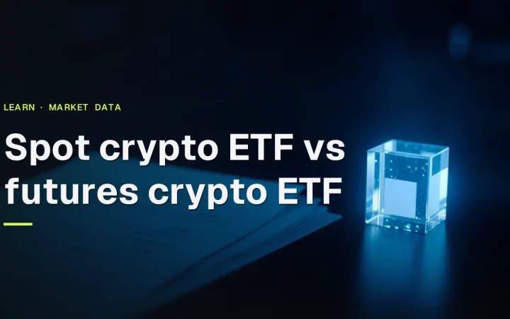 Spot-krypto-ETF vs. futures-krypto-ETF-titel over en mørk navybaggrund med en glasblok og tomme kontraktpapirer.