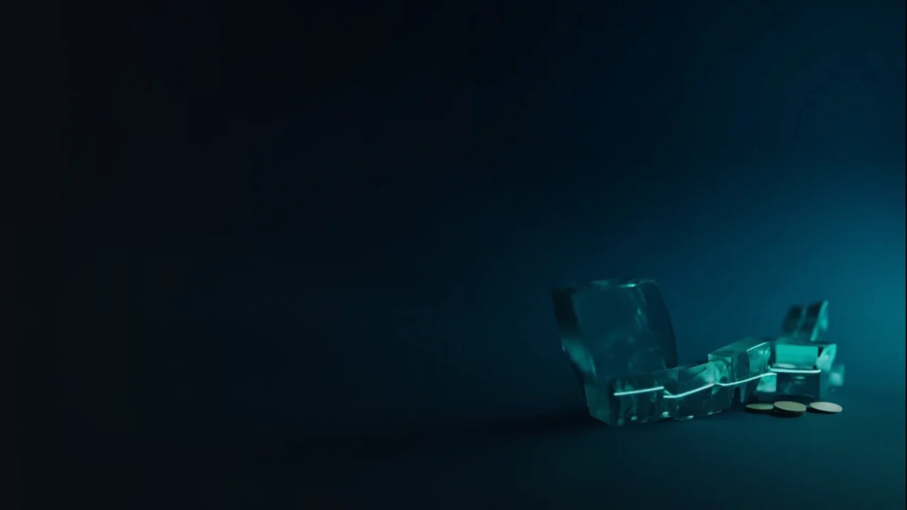 Un fondo azul marino oscuro con bloques de cristal turquesa brillantes unidos por líneas luminosas a la derecha.
