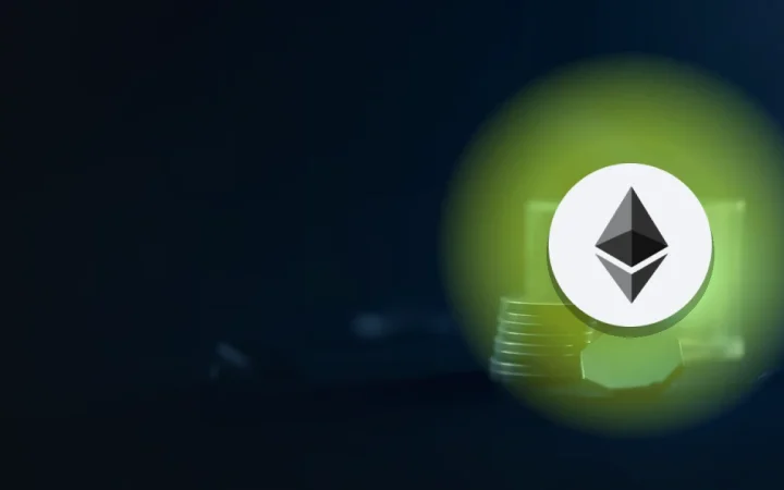 Ethereum-logoet over en mørk navyblå baggrund af tomme glastokens og en glødende terning til højre.