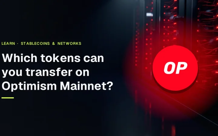 Der Titel Welche Token kann man auf Optimism Mainnet übertragen? über einem dunkelblauen Hintergrund mit leuchtenden roten Server-Racks und dem Optimism-Logo.