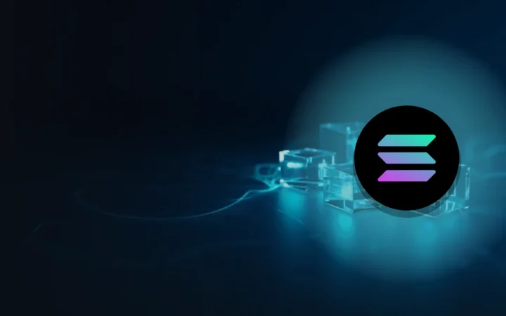 Solana-logotypen över en mörk marinblå bakgrund med glödande cyan glasblock sammanfogade av ljuslinjer.