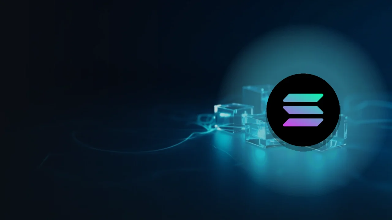 Solana-logoet over en mørk navybaggrund med glødende cyan glasblokke forbundet af lyse linjer.