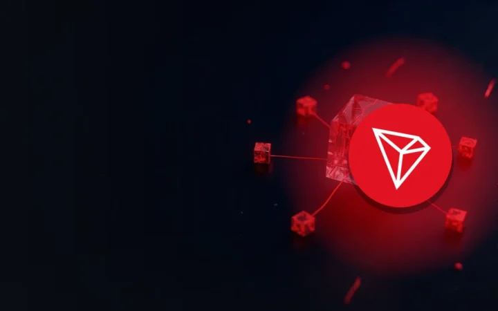 TRON-logoet over en mørk baggrund af glødende røde terninger forbundet af lysstriber.
