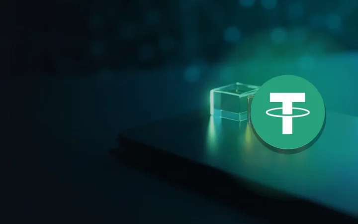 Tether-logoet over et mørkeblåt skrivebord med to gennemsigtige glasblokke forbundet af en lysende teal-lysbro, svage abstrakte netværkslinjer i baggrunden.