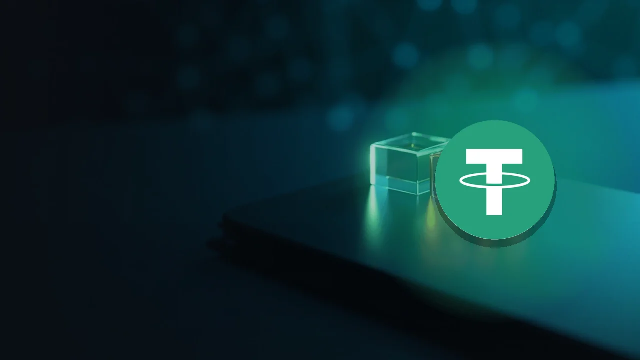 Le logo Tether sur un bureau bleu marine foncé avec deux blocs de verre transparents reliés par un pont de lumière turquoise lumineux, de fines lignes de réseau abstraites en arrière-plan.