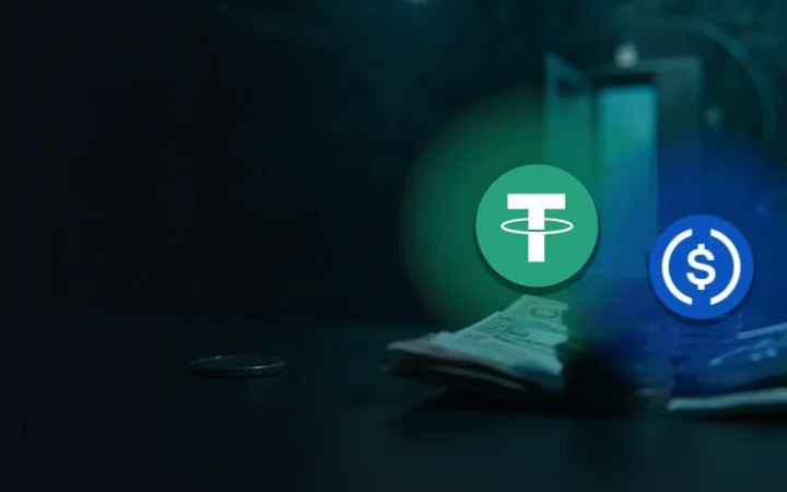 Tether- og USD Coin-logoerne over et mørkeblåt hvælvingrum med tomme mønter og en glas hvælvingdør i teal-lys.