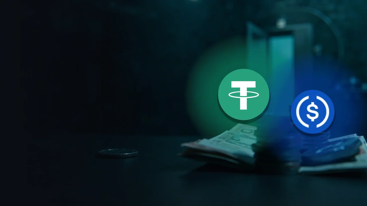 Los logotipos de Tether y USD Coin sobre una sala acorazada azul oscuro con monedas en blanco y una puerta de cámara acorazada de cristal con luz turquesa.