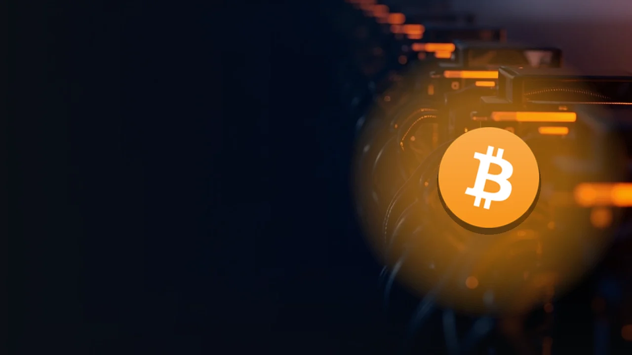 Das Bitcoin-Logo vor einem dunkelblauen Hintergrund mit Reihen leuchtender Mining-Rigs.