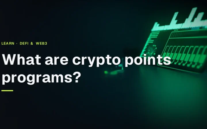 Et mørkt skrivebord med en glødende grøn resultattavle med tomme felter og abstrakte søjler, der repræsenterer crypto-pointprogrammer.