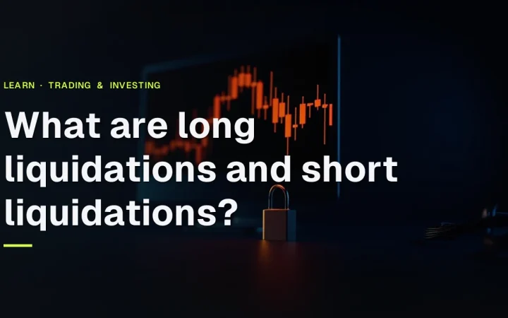 Titlen 'Hvad er lange likvidationer og korte likvidationer?' over et mørkt navy trading-skrivebord med et glødende orange candlestick-diagram og en hængelås.