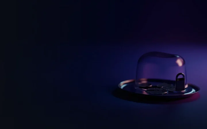 Tomma metalldiskar och ett hänglås i violett ljus.