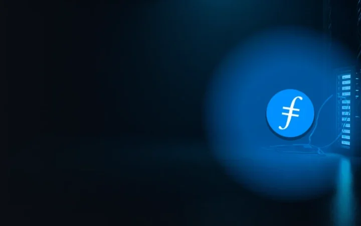 Filecoin-logotypen över ett mörkt rum med ett glödande serverrack.