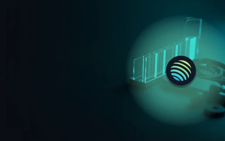 Jupiter-logoet over et mørkt navy-skrivebord med glødende teal-glaspaneler og kabler.