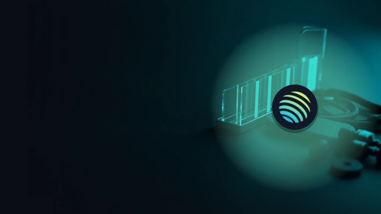 Jupiter-logoet over et mørkt navy-skrivebord med glødende teal-glaspaneler og kabler.