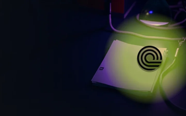 Ondo-logoet over tomme papircertifikater og en metaltoken oplyst i violet og navy.