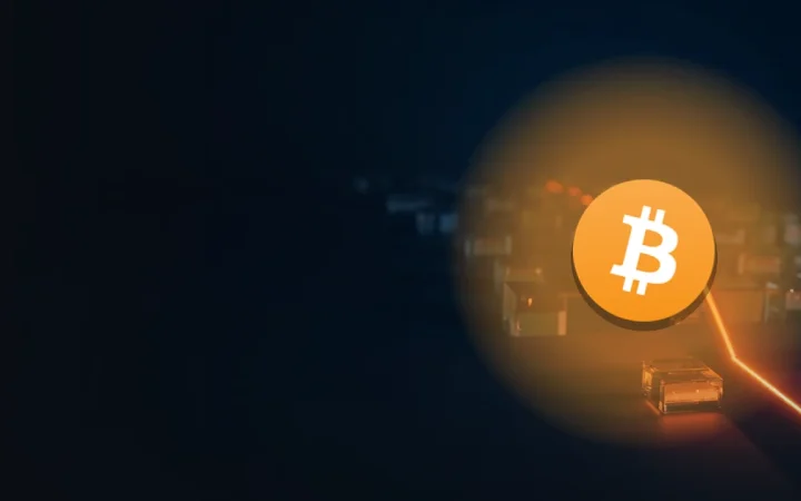 Bitcoin-logoet over en mørk navyblå baggrund af glødende glasblokke forbundet af orange lyslinjer.