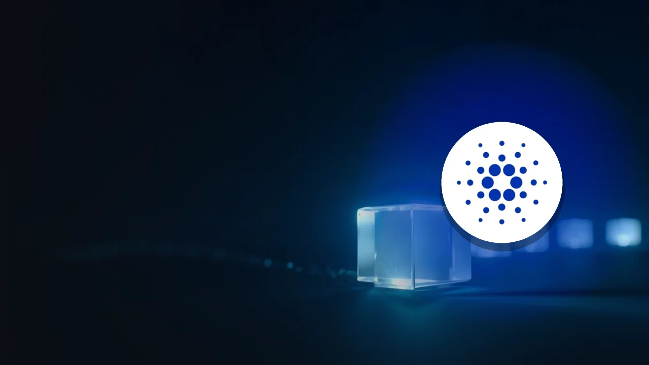 Het Cardano-logo op een donker marineblauwe achtergrond en een gloeiend blauw glazen blok aan de rechterkant.