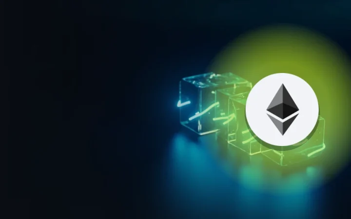 Ethereum-logoet over en mørk navybaggrund med glødende blå glaskuber forbundet af lyse tråde.