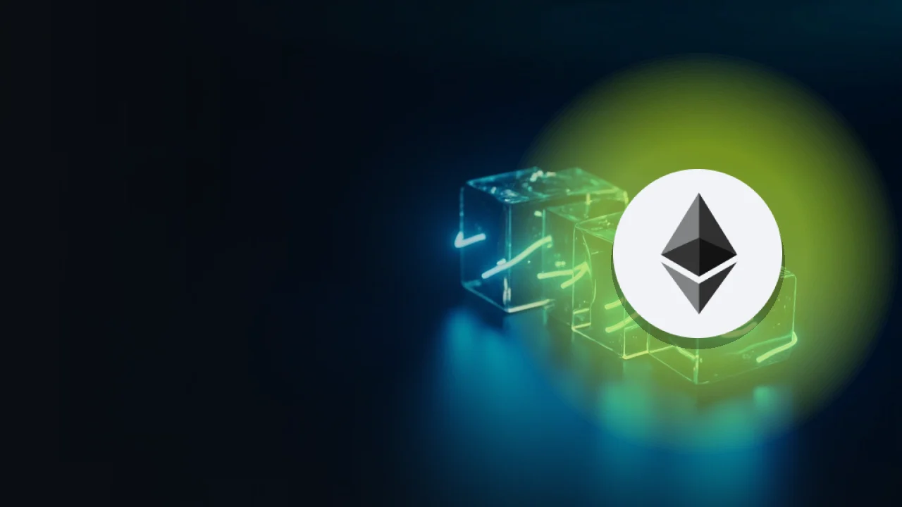 Ethereum-logotypen mot en mörkblå bakgrund med glödande blå glaskuber sammanlänkade av ljustrådar.