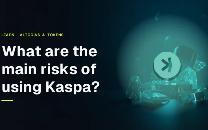 Titlen Hvad er de største risici ved at bruge Kaspa? og Kaspa-logoet over en mørk navybaggrund med glødende teal-glasstykker til højre.