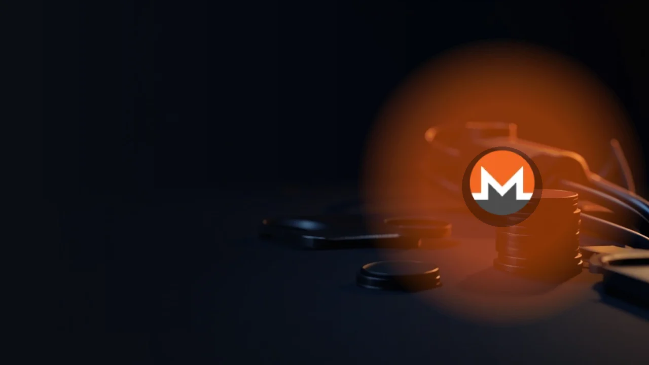 Le logo Monero sur des pièces en métal sombre, une plaque d'acier et un cadenas éclairé en orange.