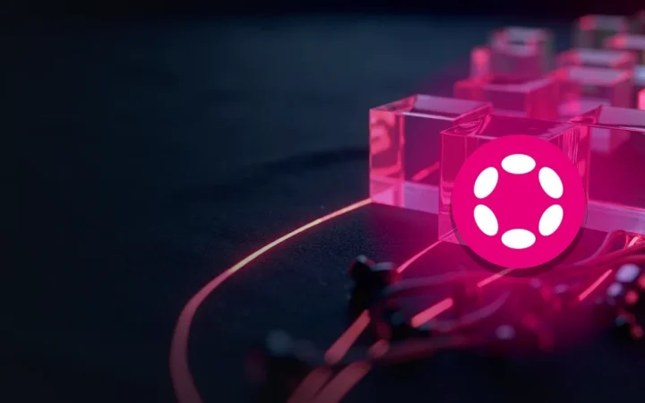 Polkadot-logotypen över glasblock sammanfogade av glödande magenta ljus på en mörkblå bakgrund.