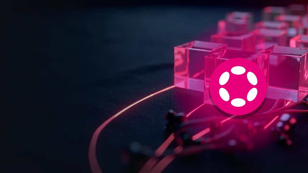El logotipo de Polkadot sobre bloques de cristal unidos por una luz magenta brillante en un fondo azul marino oscuro.