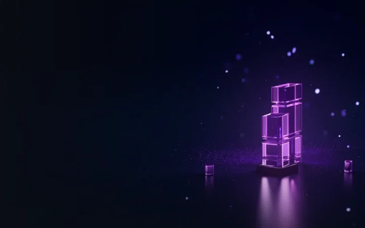 En glødende violet kæde af glasblokke på en mørk navy baggrund med en tom venstre side.