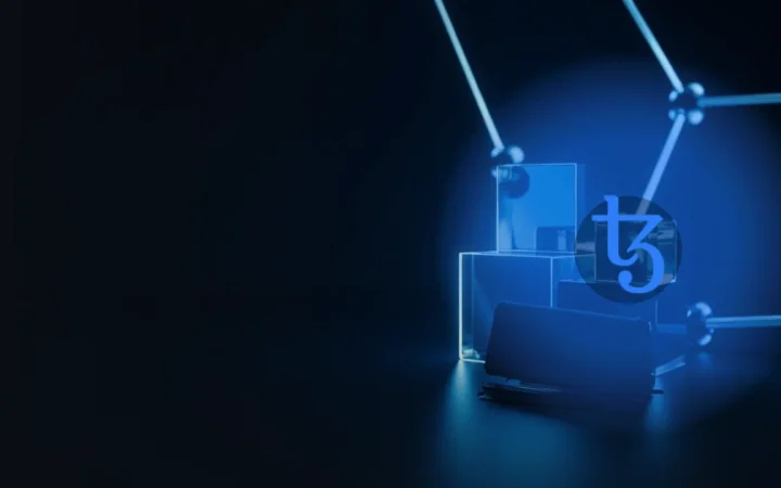 Tezos-logoet over en mørk navybaggrund med glødende blå glasblokke, en tom hardware wallet og en stålplade.
