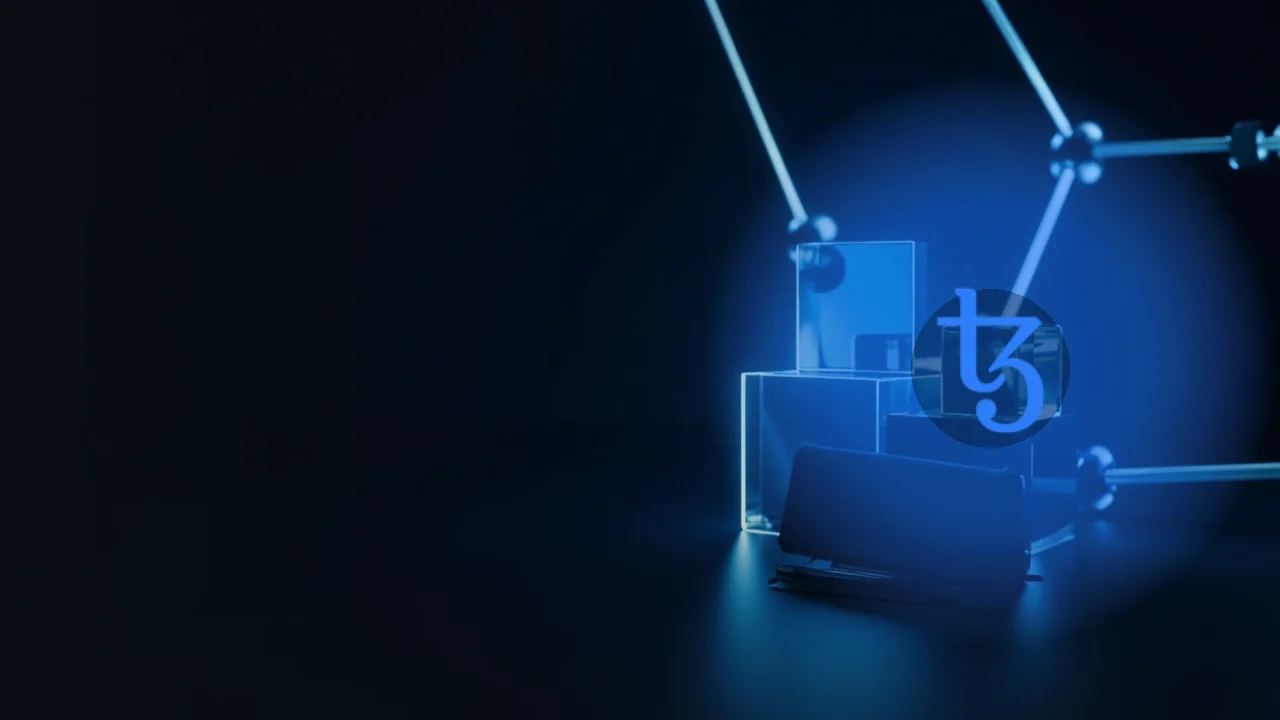 Tezos-logoet over en mørk navybaggrund med glødende blå glasblokke, en tom hardware wallet og en stålplade.