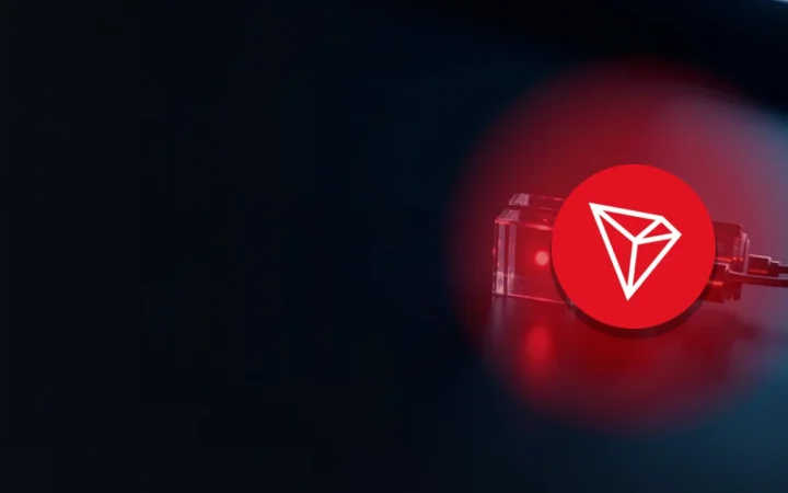 TRON-logoet over glødende røde glasblokke forbundet af lys på en mørk navyblå baggrund.
