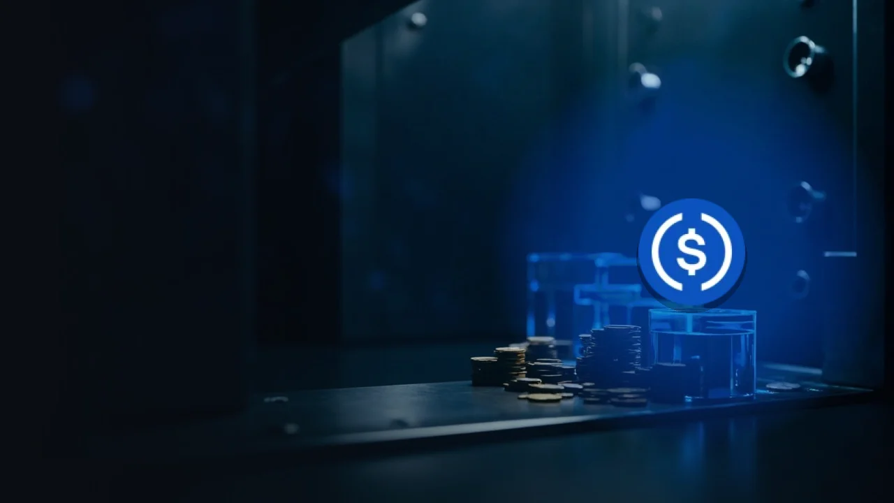 Das USD-Coin-Logo über einem dunkelblauen Tresorraum mit Stapeln leerer Münzen und Glaswürfeln, beleuchtet von blauen Akzenten, die linke Hälfte bleibt leer.