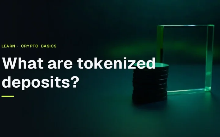 Der Titel Was sind tokenisierte Einlagen? über einer dunkelblauen Szene mit leeren Metalltoken und einem Glas-Ledger-Block, beleuchtet von limettengrünem Licht.