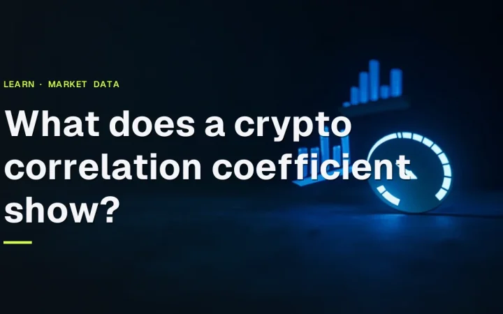 Titlen 'What does a crypto correlation coefficient show?' over en mørk navy baggrund med glødende blå abstrakte bjælker og skiver til højre.