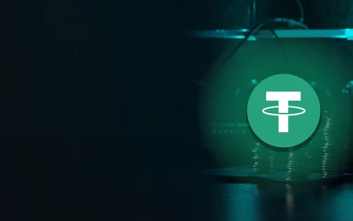 Le logo Tether au-dessus d'une salle de chambre forte bleu marine sombre avec des piles de pièces vierges éclairées en turquoise à droite, la moitié gauche vide.
