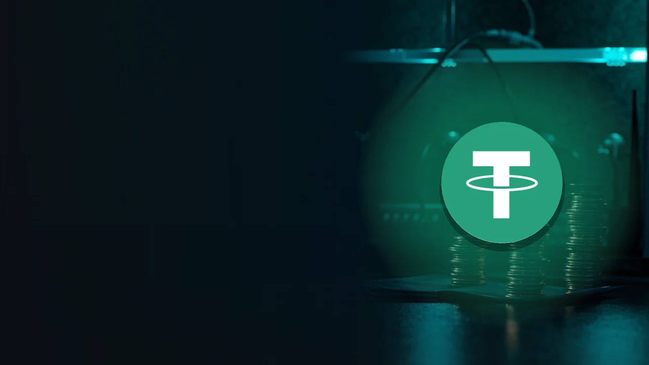 Tether-logoet over et mørkt navyfarvet boksrum med stakke af blanke mønter oplyst i teal til højre, hvor den venstre halvdel er tom.