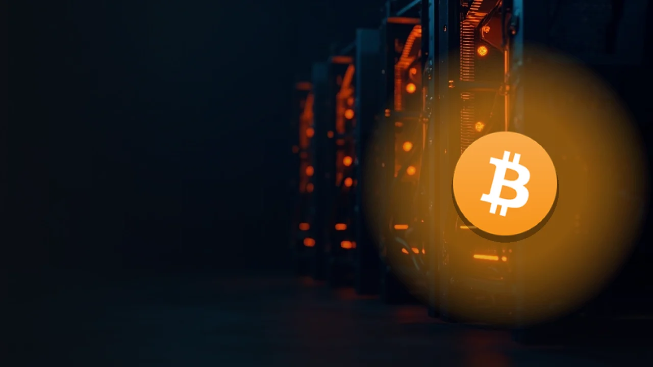 Das Bitcoin-Logo über Reihen dunkler Mining-Maschinen, die orange leuchten.